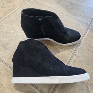 Women's Black Wedge Sneakers SODA size 10